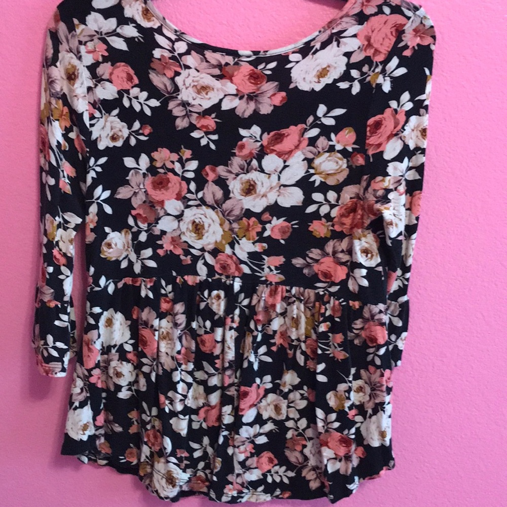 3/$20 🦋 Threads Studio Floral Ruffled Blouse - Picture 6 of 9